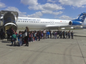 Data/Images/20140410_osnovci_u_poseti_montenegro_airlines_s.jpg